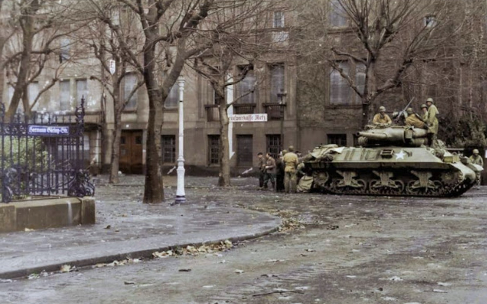 A US 90 mm Gun Motor Carriage in the French city of Metz 